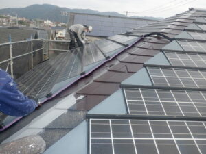 太陽光設置の屋根塗装工事の様子です　231111