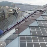 太陽光設置の屋根塗装工事の様子です　231111