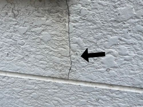 外壁面に縦方向へ入ったひび割れの現地調査写真