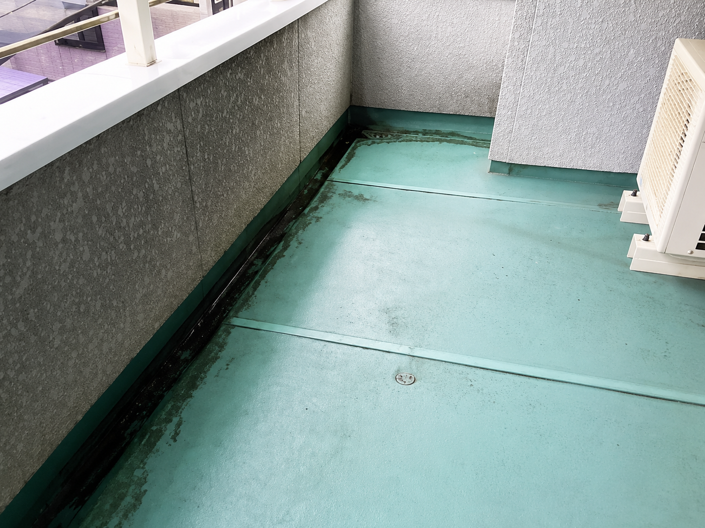 伊達市でベランダ床の現地調査を行い汚れや防水面を確認した写真