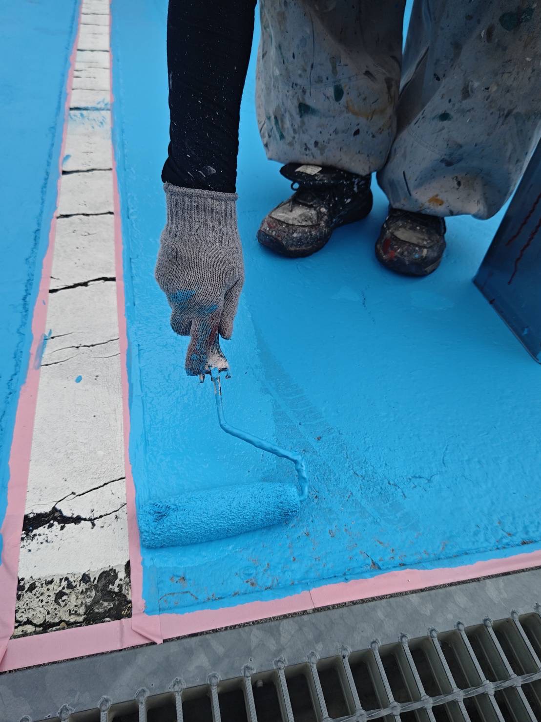 福島市　コンクリート床塗装 上塗り作業中
